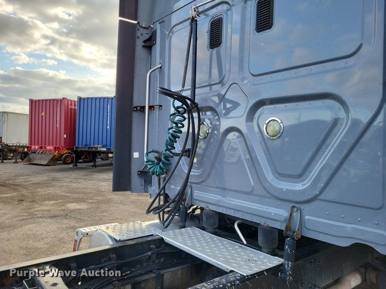 image for item MO9680 2015 Freightliner Cascadia 113  semi truck