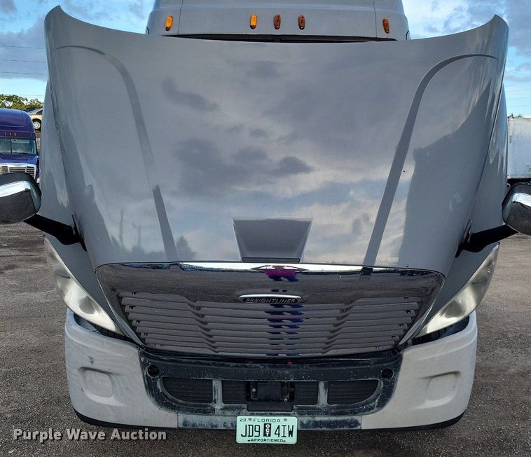 image for item MO9680 2015 Freightliner Cascadia 113  semi truck