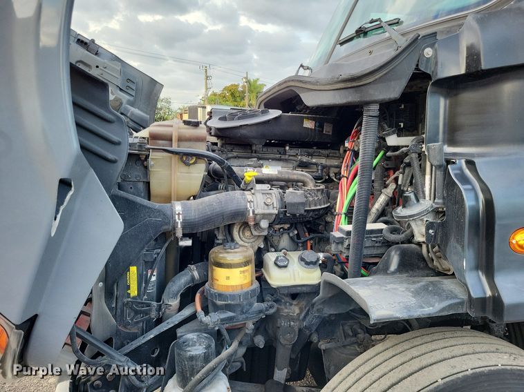 image for item MO9680 2015 Freightliner Cascadia 113  semi truck