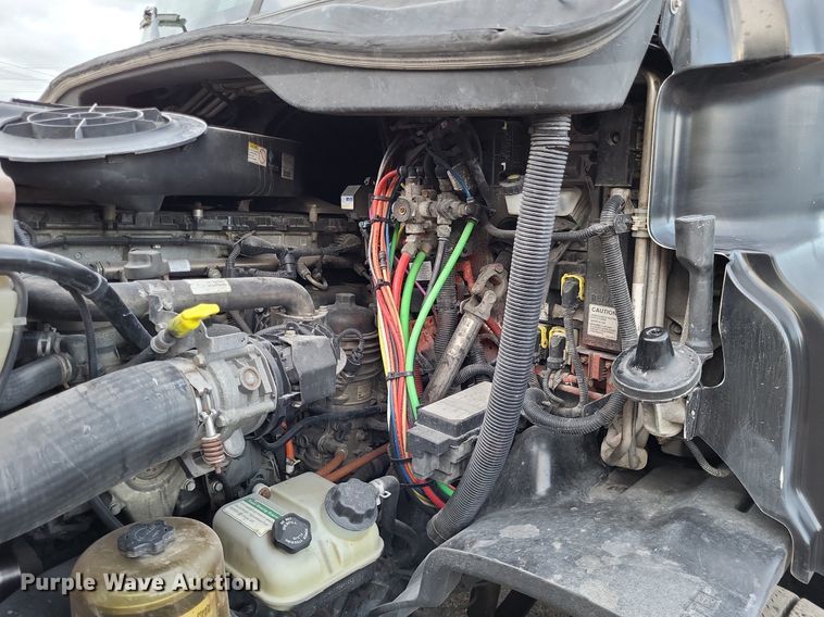 image for item MO9680 2015 Freightliner Cascadia 113  semi truck