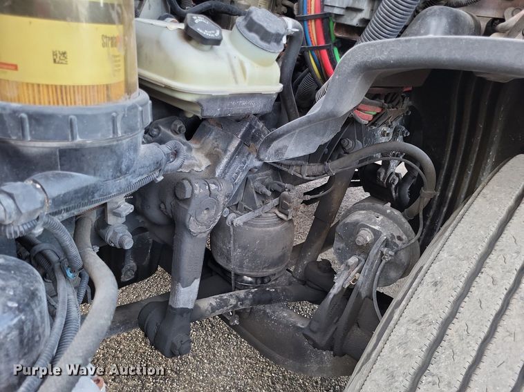 image for item MO9680 2015 Freightliner Cascadia 113  semi truck