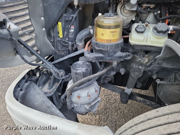 image for item MO9680 2015 Freightliner Cascadia 113  semi truck