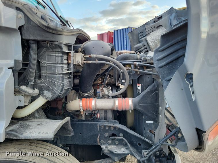 image for item MO9680 2015 Freightliner Cascadia 113  semi truck