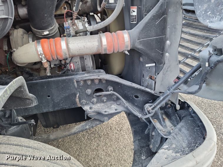 image for item MO9680 2015 Freightliner Cascadia 113  semi truck