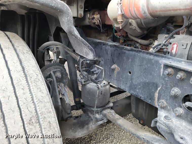 image for item MO9680 2015 Freightliner Cascadia 113  semi truck