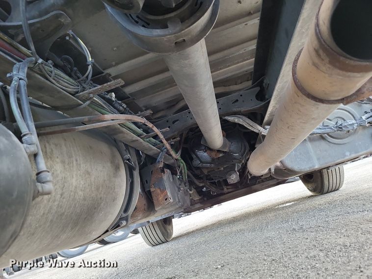 image for item MO9680 2015 Freightliner Cascadia 113  semi truck