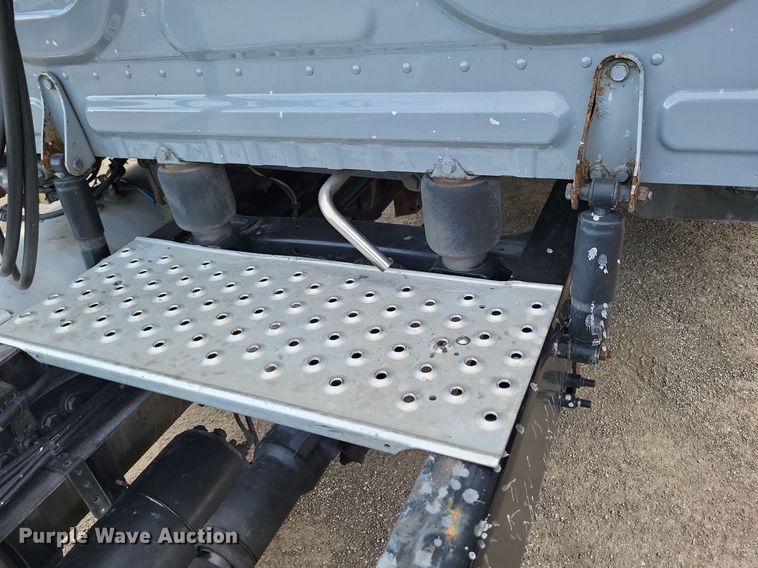 image for item MO9680 2015 Freightliner Cascadia 113  semi truck