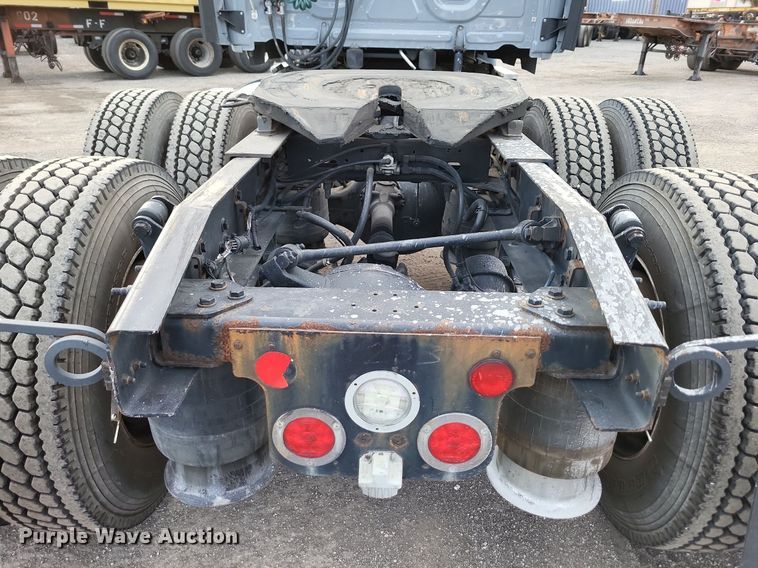 image for item MO9680 2015 Freightliner Cascadia 113  semi truck