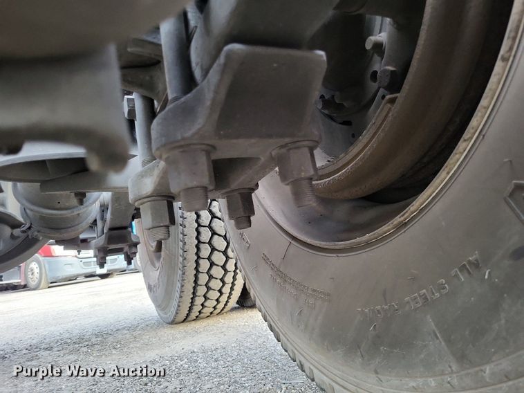 image for item MO9680 2015 Freightliner Cascadia 113  semi truck