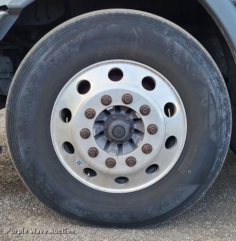 image for item MO9680 2015 Freightliner Cascadia 113  semi truck