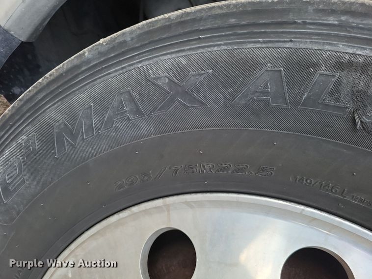 image for item MO9680 2015 Freightliner Cascadia 113  semi truck