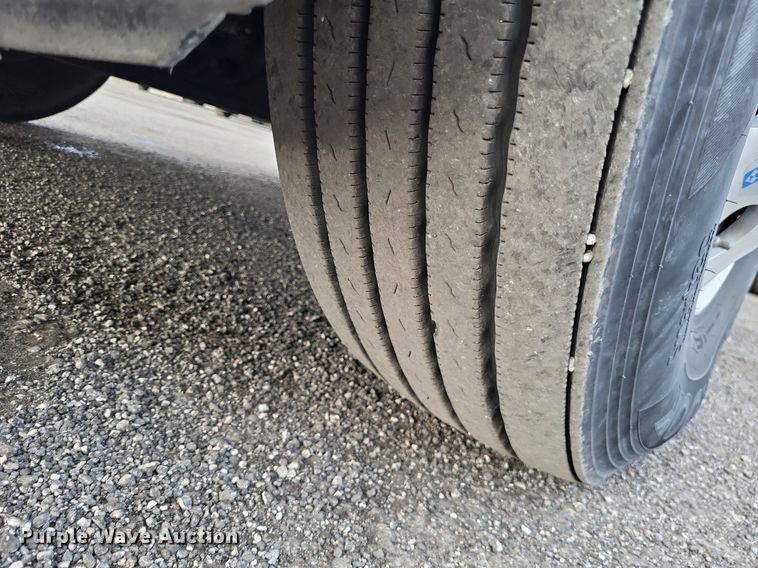 image for item MO9680 2015 Freightliner Cascadia 113  semi truck