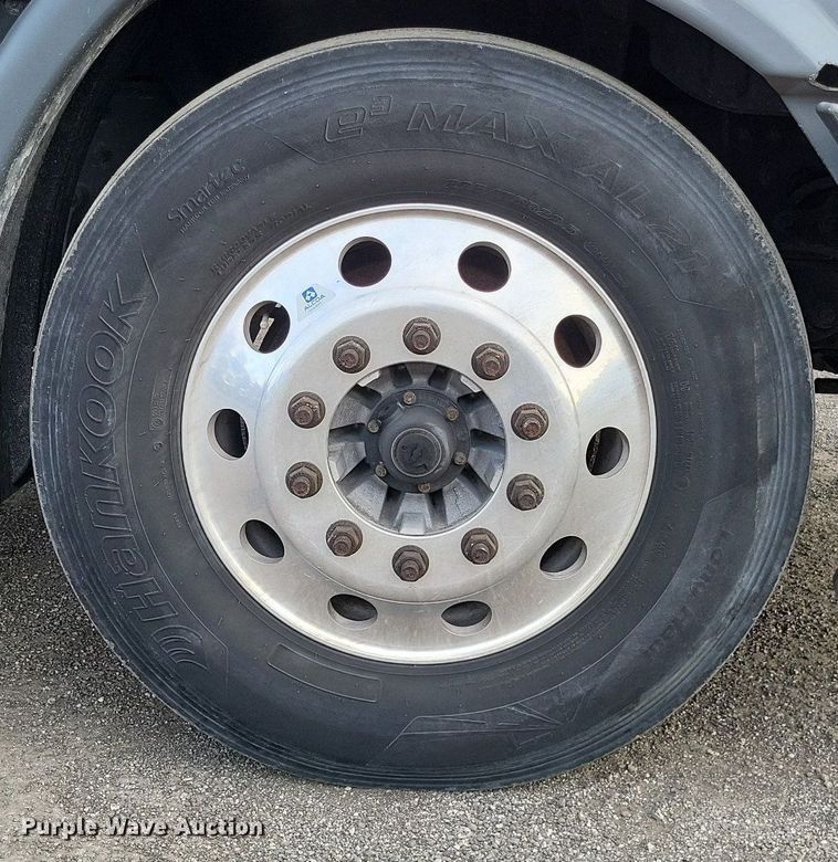 image for item MO9680 2015 Freightliner Cascadia 113  semi truck