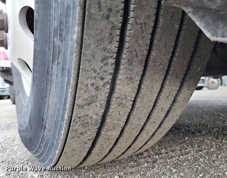 image for item MO9680 2015 Freightliner Cascadia 113  semi truck