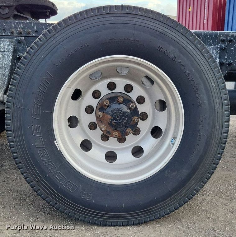 image for item MO9680 2015 Freightliner Cascadia 113  semi truck