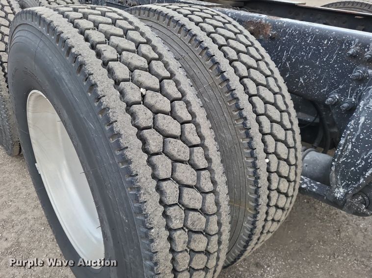 image for item MO9680 2015 Freightliner Cascadia 113  semi truck