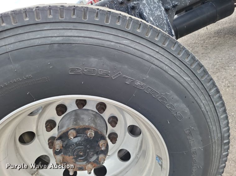 image for item MO9680 2015 Freightliner Cascadia 113  semi truck