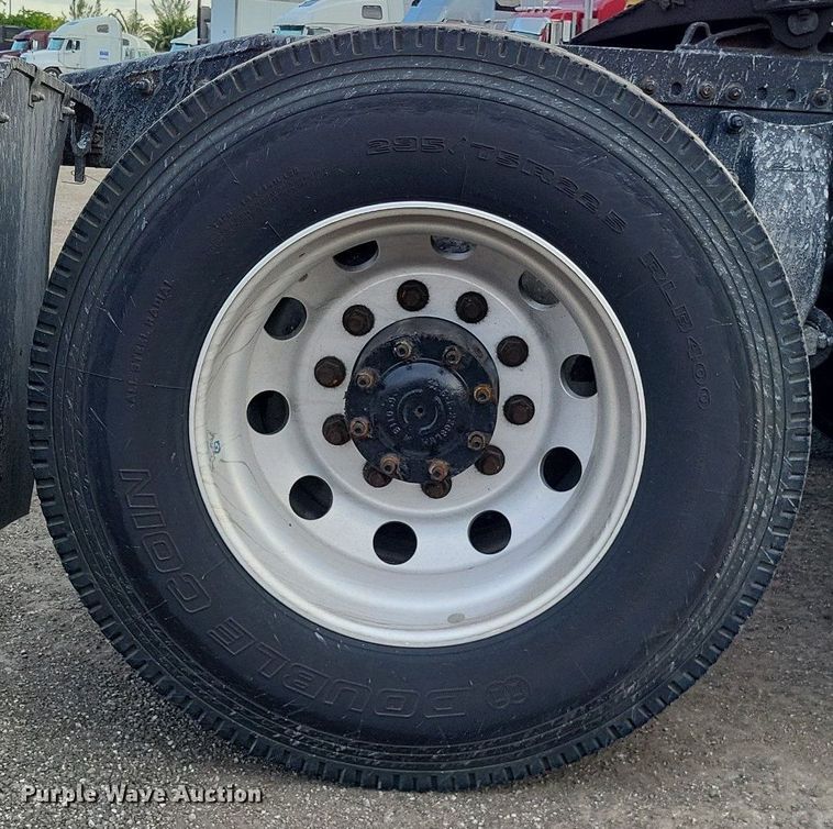 image for item MO9680 2015 Freightliner Cascadia 113  semi truck