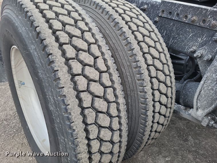 image for item MO9680 2015 Freightliner Cascadia 113  semi truck