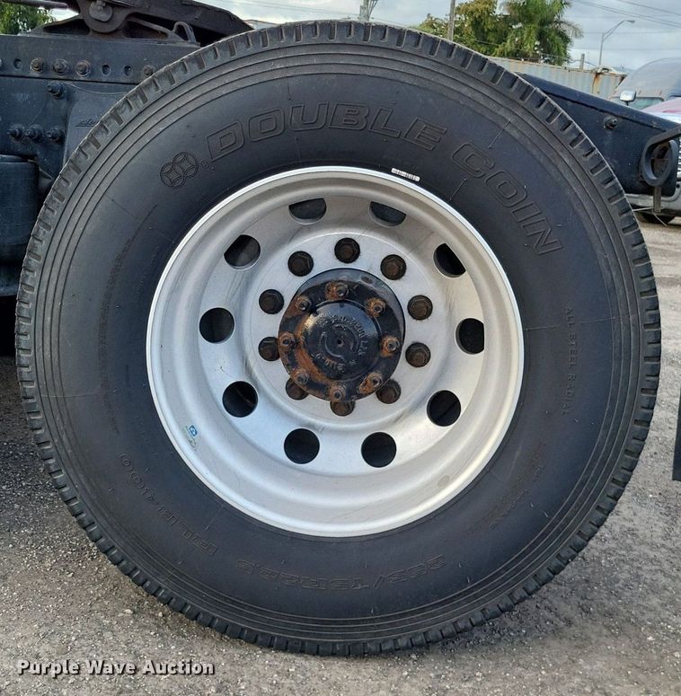 image for item MO9680 2015 Freightliner Cascadia 113  semi truck