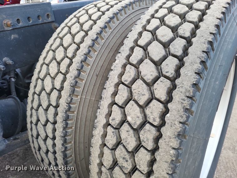 image for item MO9680 2015 Freightliner Cascadia 113  semi truck