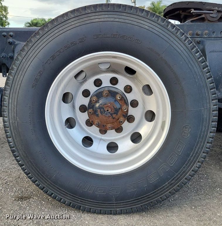 image for item MO9680 2015 Freightliner Cascadia 113  semi truck