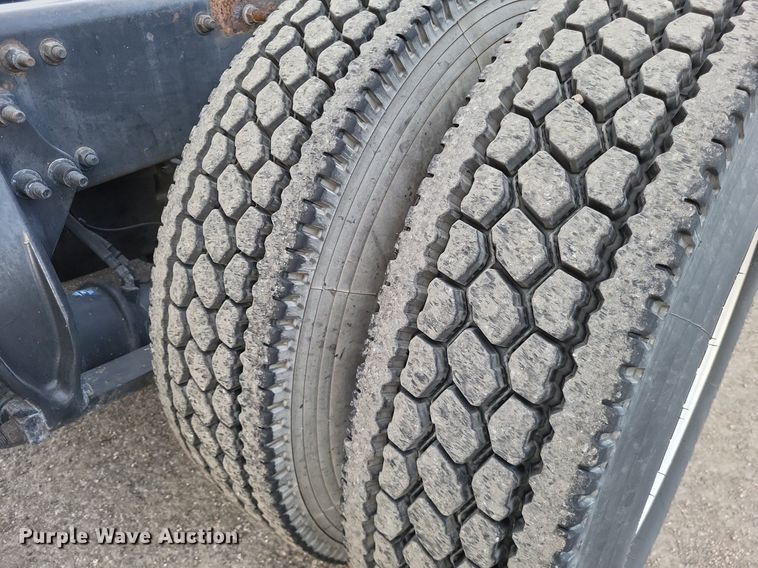 image for item MO9680 2015 Freightliner Cascadia 113  semi truck