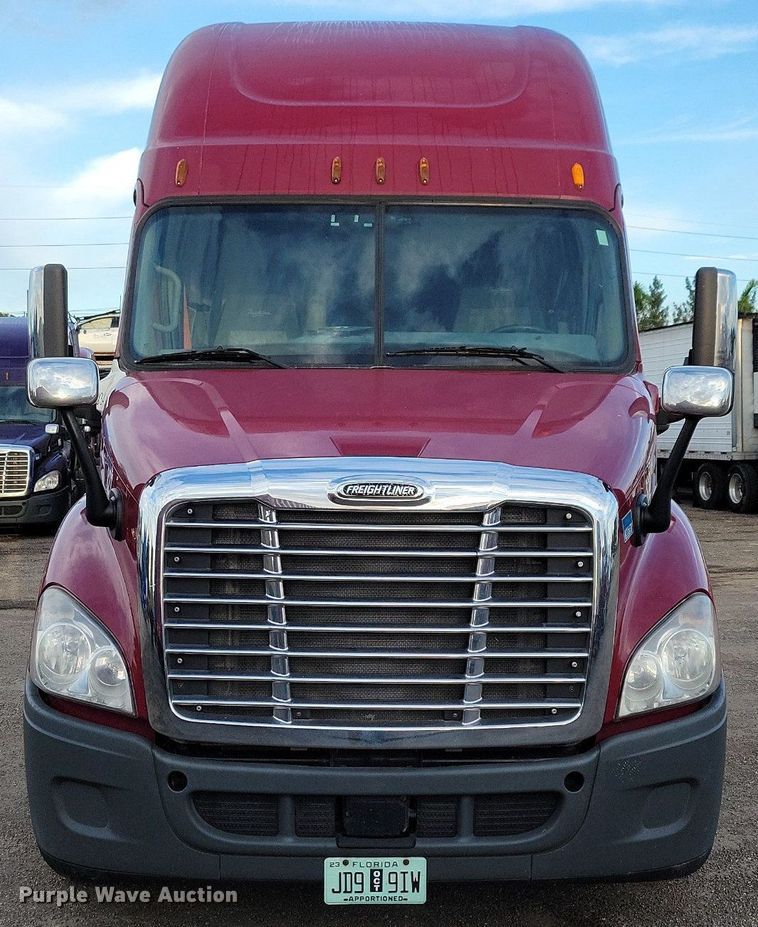 image for item MO9681 2015 Freightliner Cascadia 113  semi truck