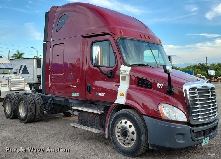 image for item MO9681 2015 Freightliner Cascadia 113  semi truck