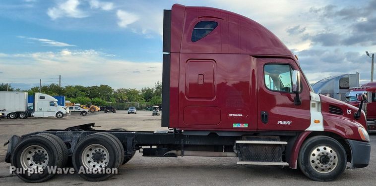 image for item MO9681 2015 Freightliner Cascadia 113  semi truck