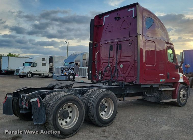 image for item MO9681 2015 Freightliner Cascadia 113  semi truck