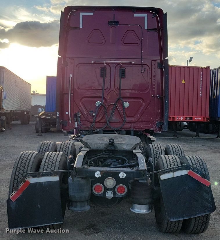 image for item MO9681 2015 Freightliner Cascadia 113  semi truck