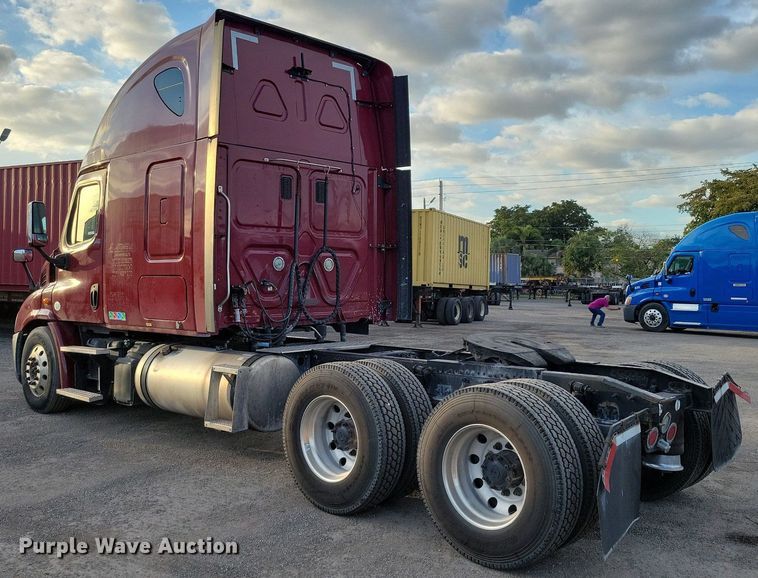 image for item MO9681 2015 Freightliner Cascadia 113  semi truck