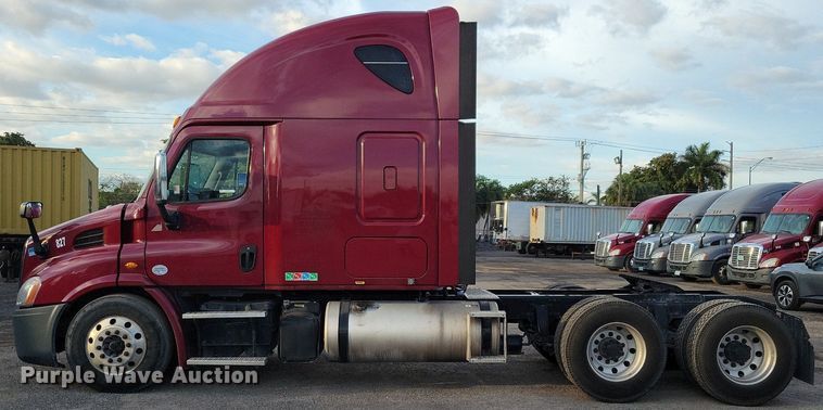 image for item MO9681 2015 Freightliner Cascadia 113  semi truck