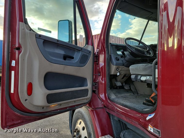 image for item MO9681 2015 Freightliner Cascadia 113  semi truck