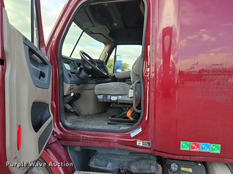 image for item MO9681 2015 Freightliner Cascadia 113  semi truck