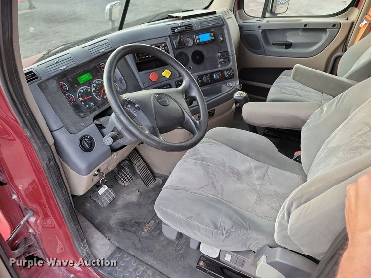 image for item MO9681 2015 Freightliner Cascadia 113  semi truck