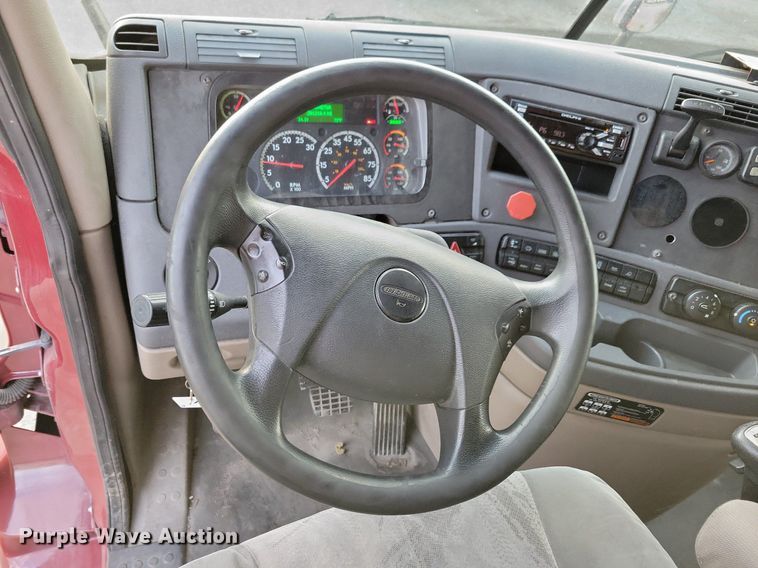 image for item MO9681 2015 Freightliner Cascadia 113  semi truck