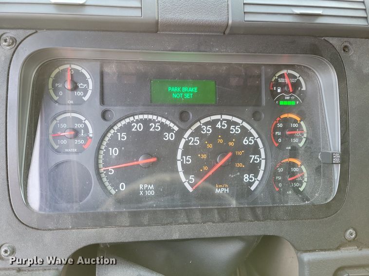 image for item MO9681 2015 Freightliner Cascadia 113  semi truck