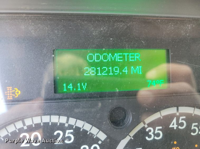 image for item MO9681 2015 Freightliner Cascadia 113  semi truck