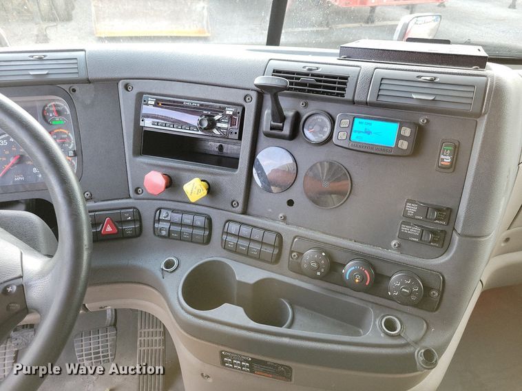 image for item MO9681 2015 Freightliner Cascadia 113  semi truck