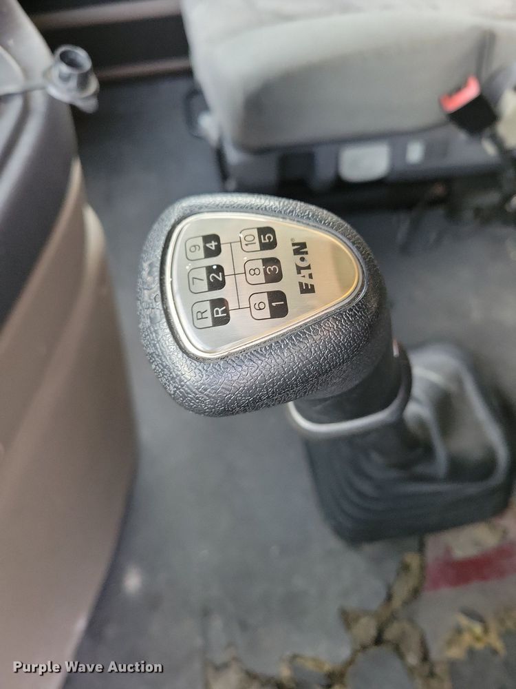 image for item MO9681 2015 Freightliner Cascadia 113  semi truck