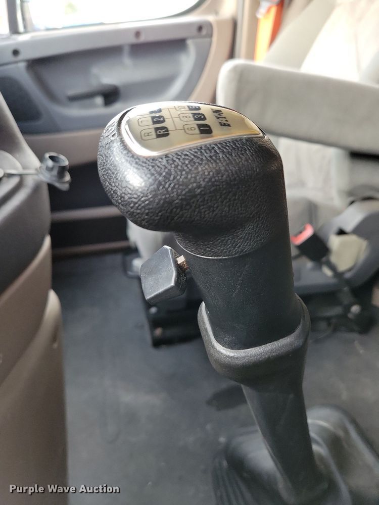 image for item MO9681 2015 Freightliner Cascadia 113  semi truck