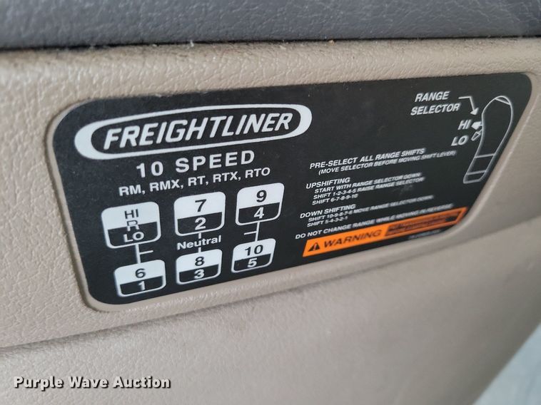 image for item MO9681 2015 Freightliner Cascadia 113  semi truck
