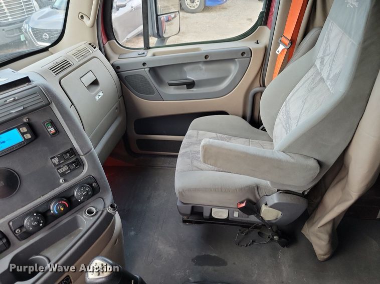 image for item MO9681 2015 Freightliner Cascadia 113  semi truck