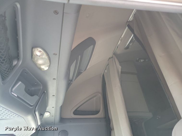 image for item MO9681 2015 Freightliner Cascadia 113  semi truck