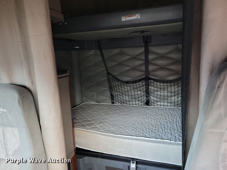 image for item MO9681 2015 Freightliner Cascadia 113  semi truck