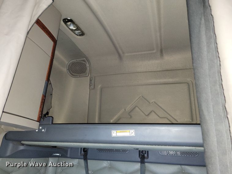 image for item MO9681 2015 Freightliner Cascadia 113  semi truck