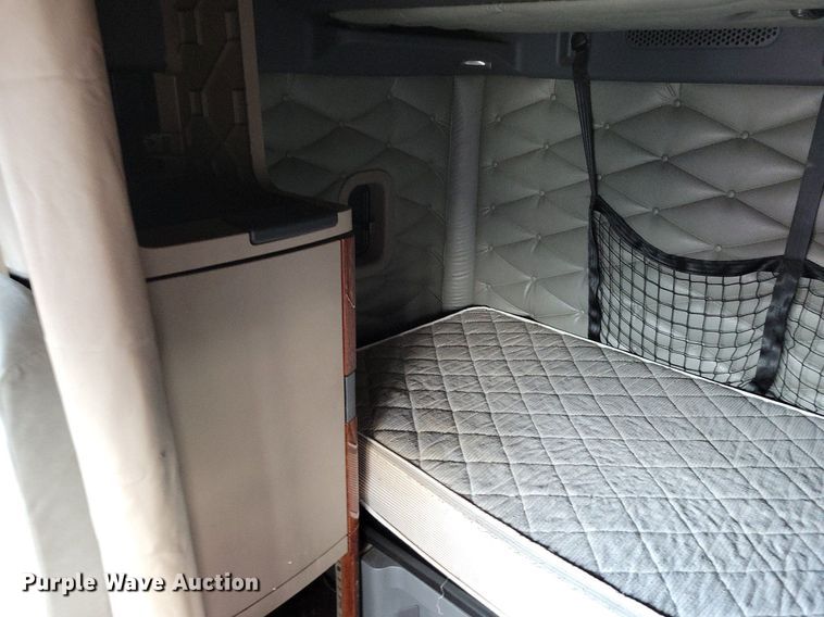 image for item MO9681 2015 Freightliner Cascadia 113  semi truck