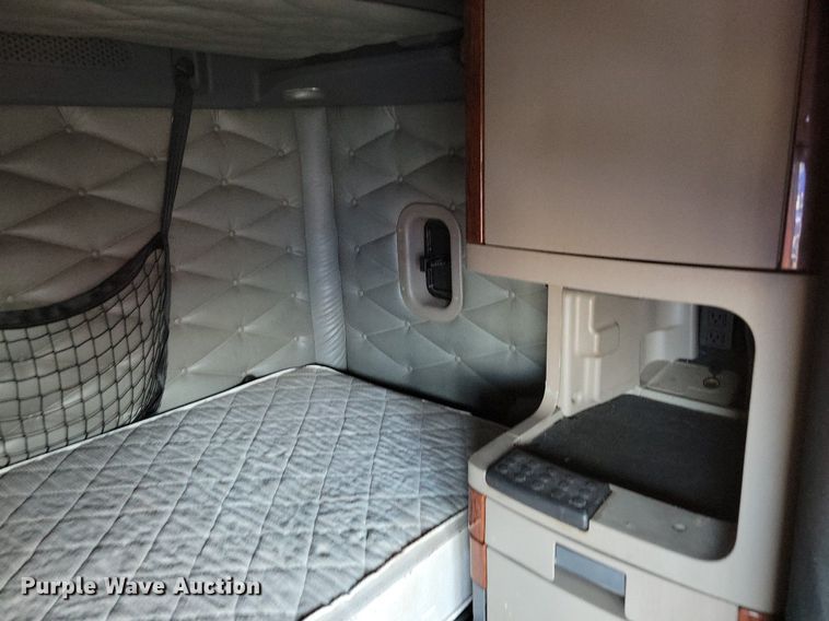 image for item MO9681 2015 Freightliner Cascadia 113  semi truck